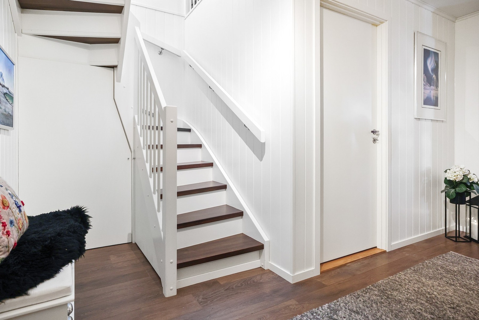 Under trappen er det bod og skuffer for oppbevaring Galleribilde