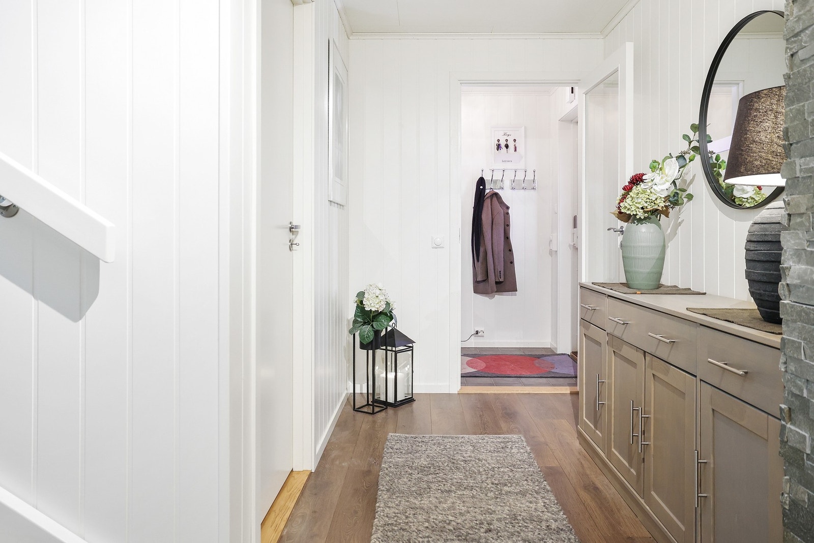 Boligen går over 2 etasjer og inneholder blant annet 3 soverom og 2 bad. Galleribilde