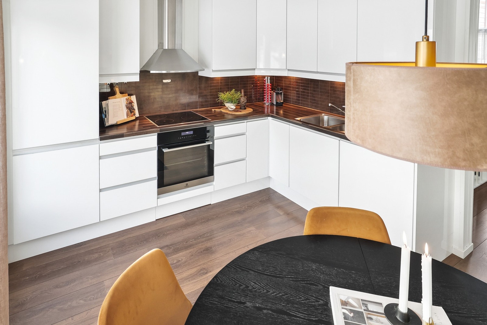 Det er gode oppbevaringsmuligheter i skuffer og skap. Galleribilde