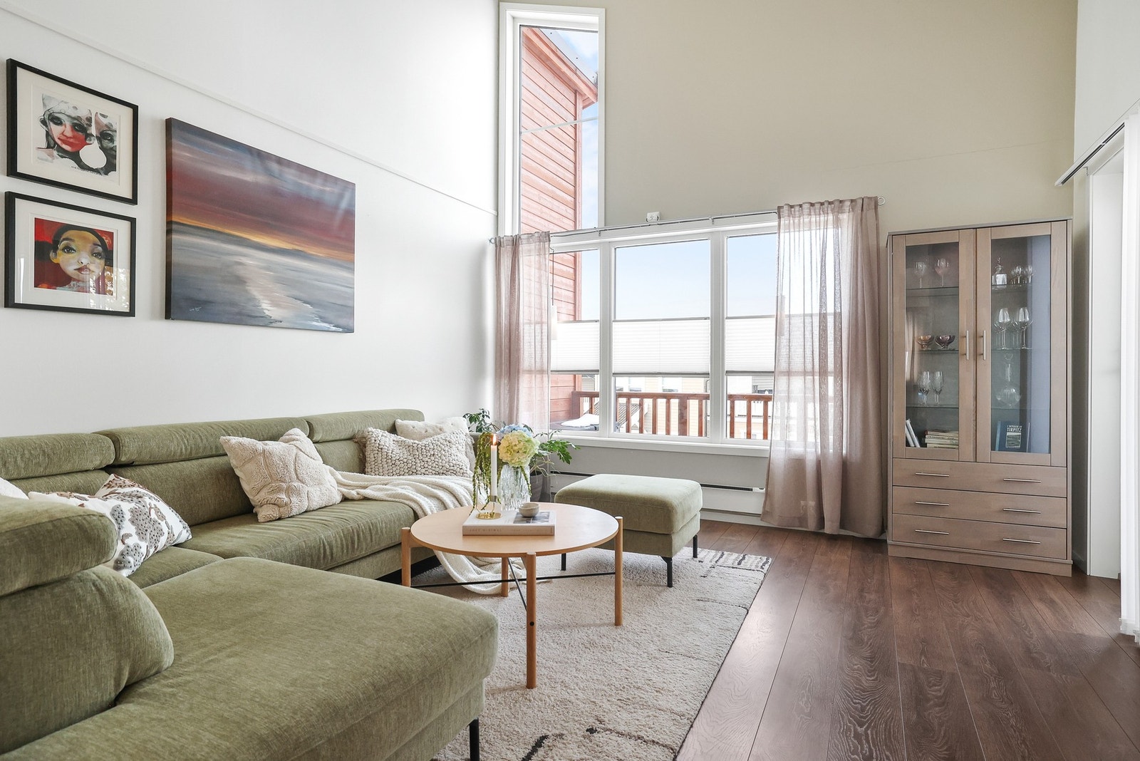 De store vindusflatene sørger for godt med naturlig lysinnslipp og bidrar til en luftigere romfølelse. Galleribilde