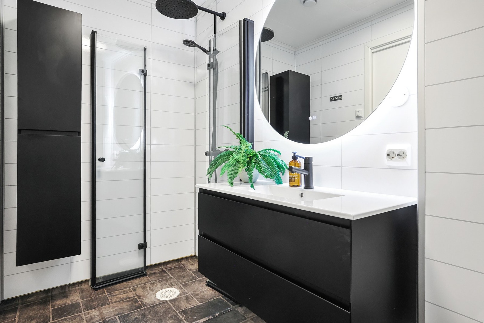 Badet har gulvbelegg med gulvvarme og baderomsplater på vegg. Galleribilde