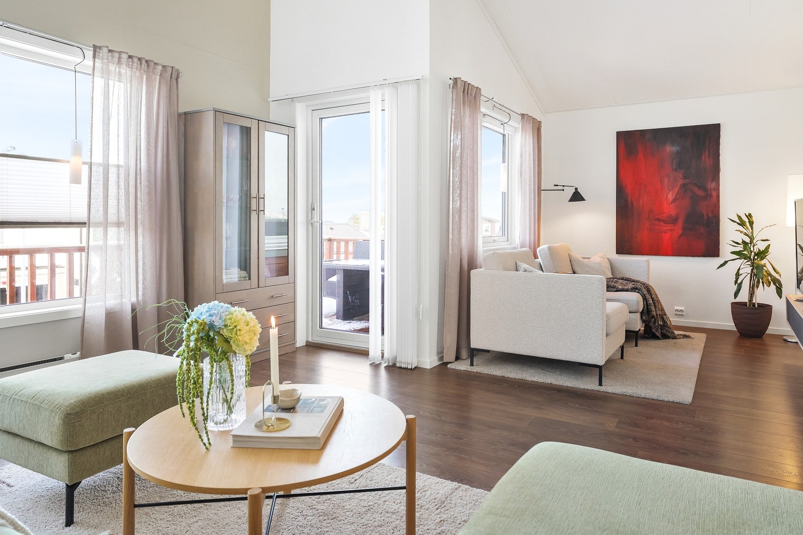 Det er utgang til balkong fra stuen. Galleribilde