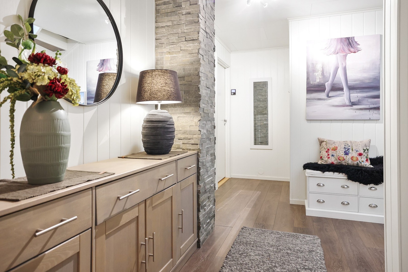 I gangen er det plass til diverse oppbevaringsmøblement. Galleribilde