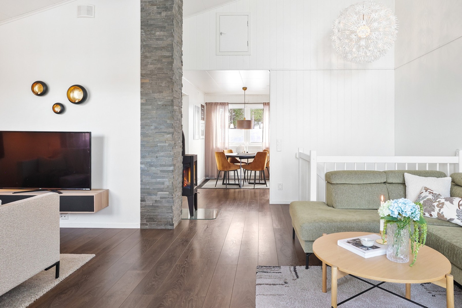 Fra stuen er det adkomst til uinnredet hems. Denne kan brukes til oppbevaring hvis man legger gulv, og mange har innredet denne til ekstra rom ved å bygge trapp/stige, innrede og sette inn vindu mot syd. Evt. søknad rundt dette er kjøpers risiko og ansvar Galleribilde