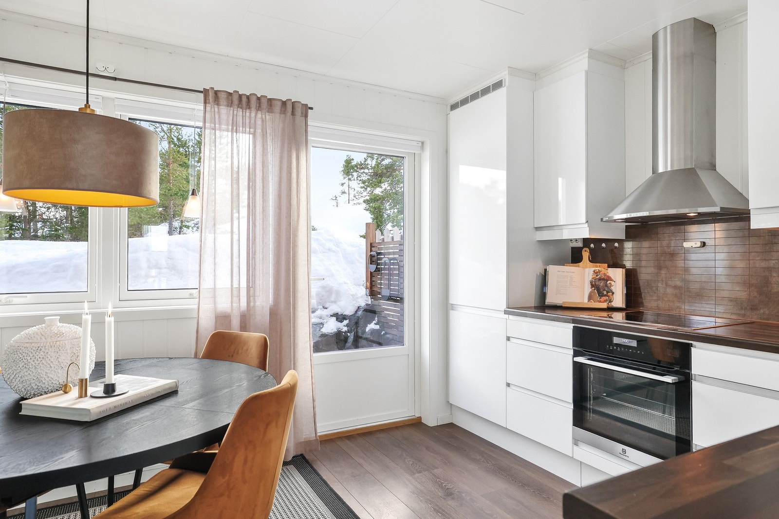 Fra kjøkken er det også utgang til terrasse. Galleribilde