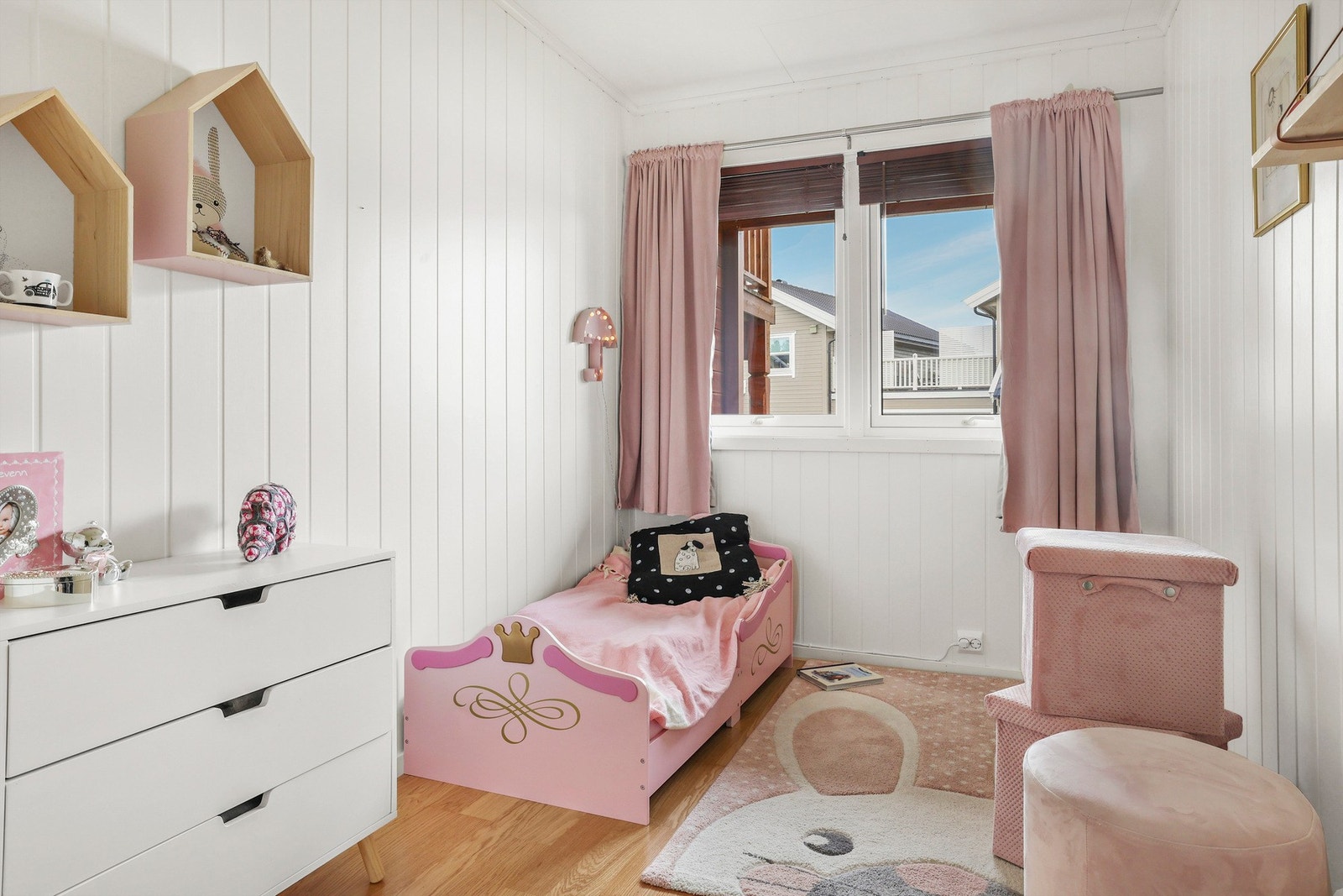 Det er gode lagringsmuligheter i diverse oppbevaringsmøblement. Galleribilde