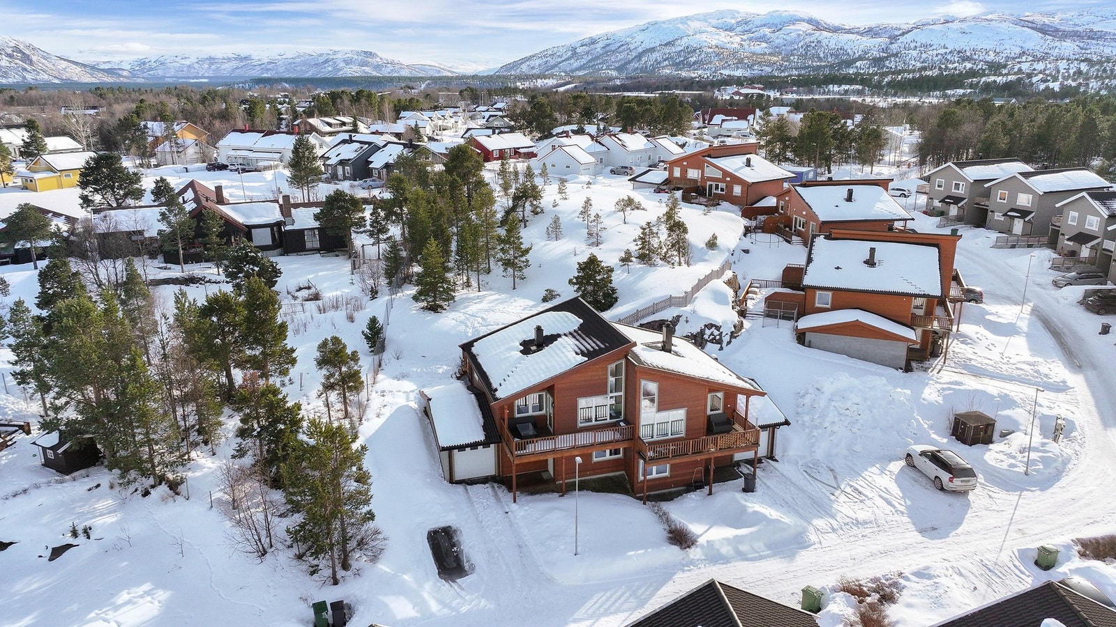Boligen ligger solrikt til i et rolig og etablert nabolag med gangavstand til både barnehage, skole samt dagligvarehandel. Galleribilde