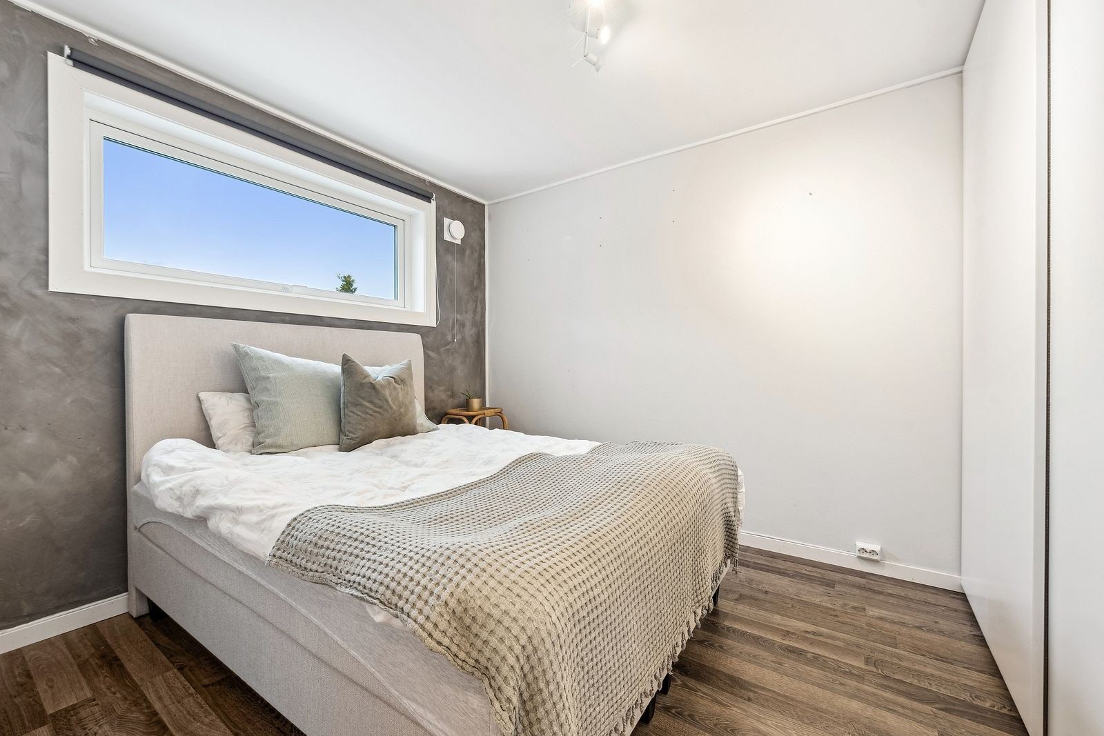 Hovedsoverommet ligger i 1.etg. Det er godt med oppbevaringsplass i skyvedørsgarderobe. Galleribilde