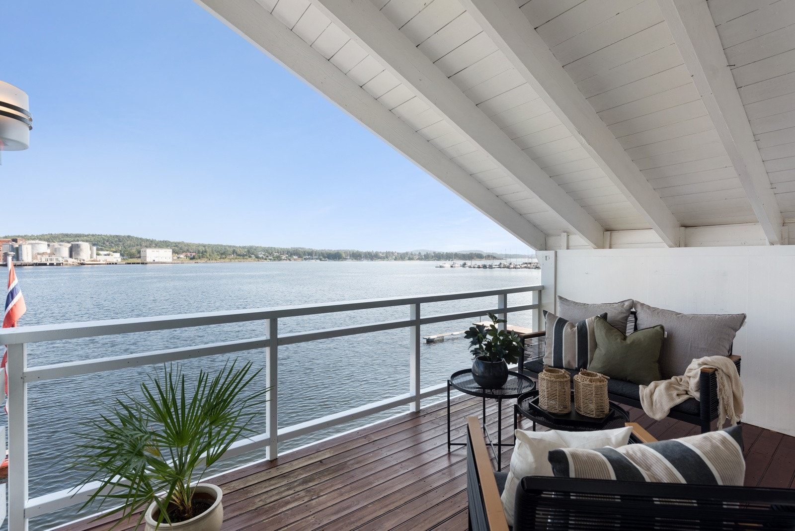 Fra stuen er det utgang til balkong mot sjøen med nydelig utsikt Galleribilde