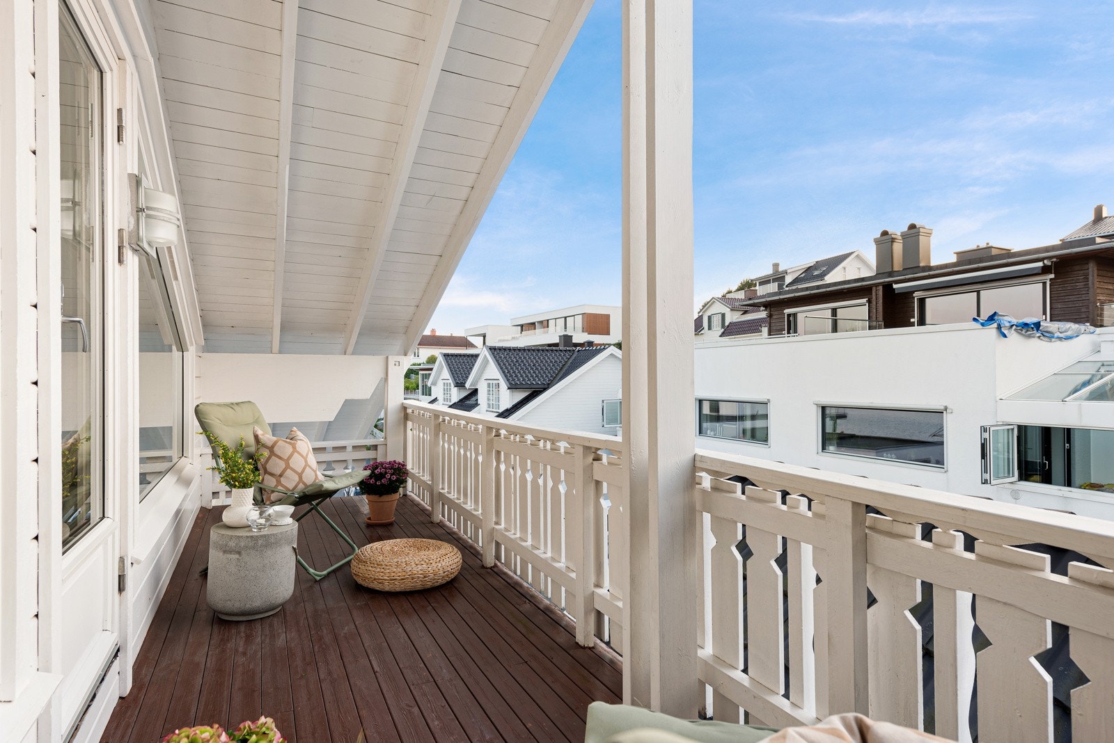 Romslig balkong med kveldssol Galleribilde