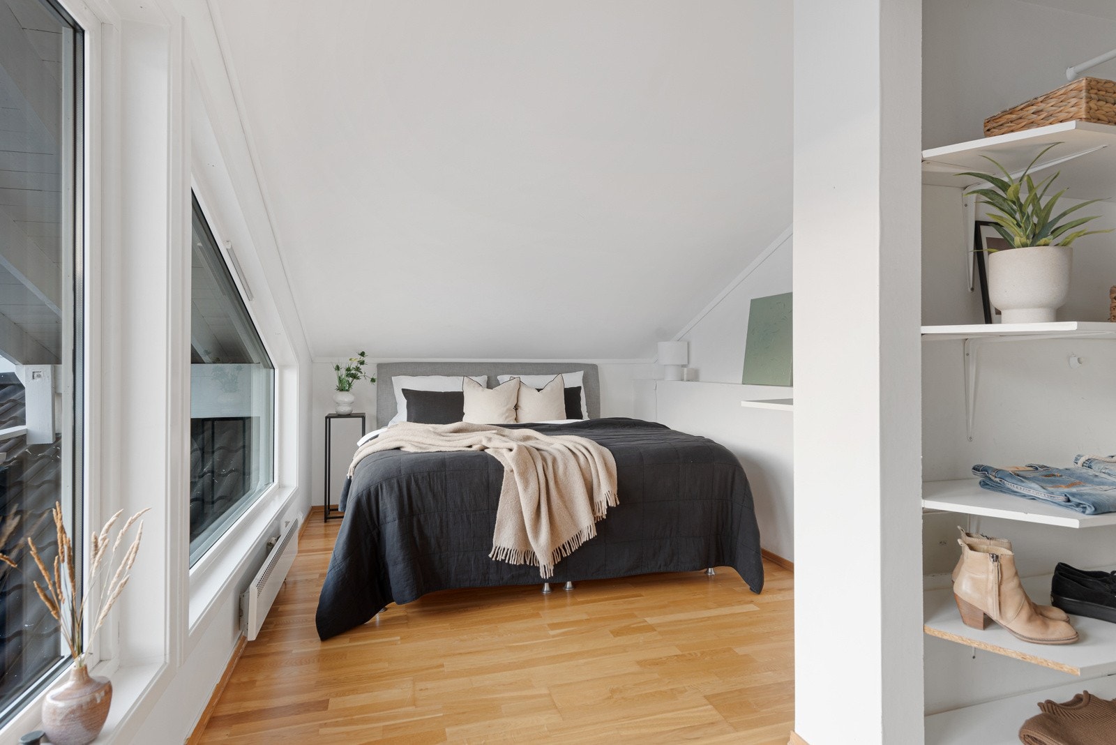 Leiligheten har to soverom. Dette er hovedsoverom med utgang vestvendt balkong Galleribilde