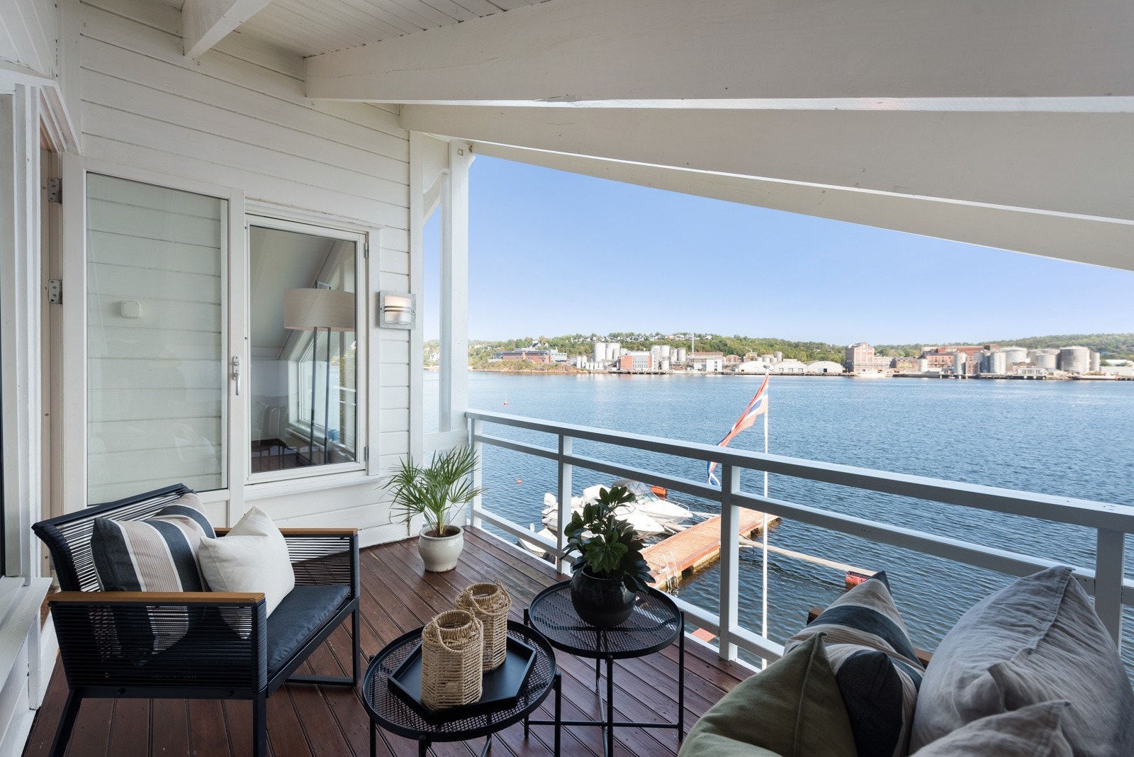 Balkongen er overbygget - noe som gjør den både lun og anvendelig i all slags vær Galleribilde