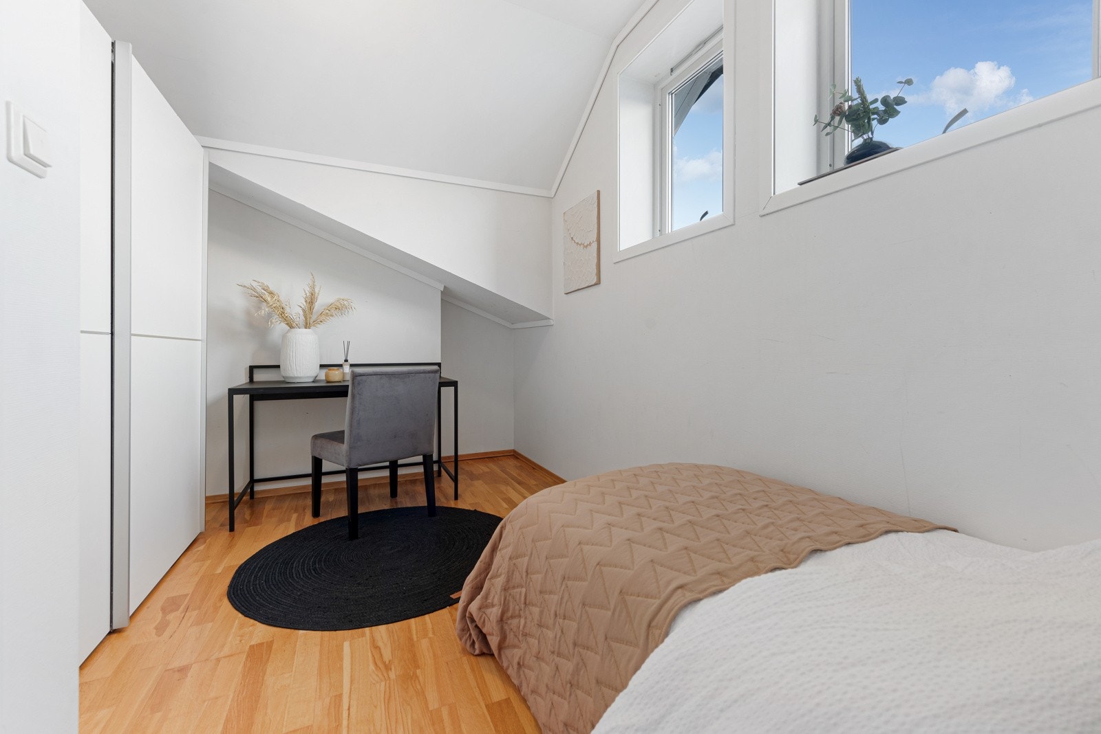 Soverom 2 med garderobeskap Galleribilde