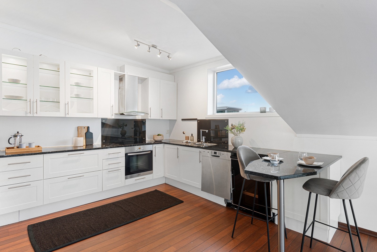 Hvitevarer som kjøleskap, oppvaskmaskin, stekeovn og vinskap medfølger i handelen Galleribilde