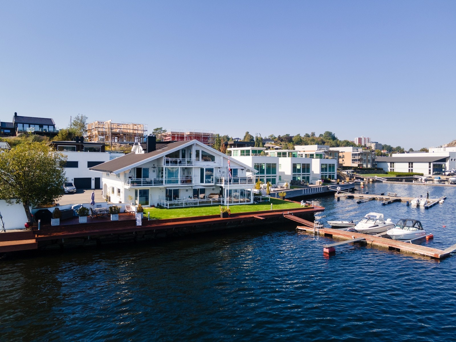 Med eiendommen følger to båtplasser på sameiets brygge Galleribilde