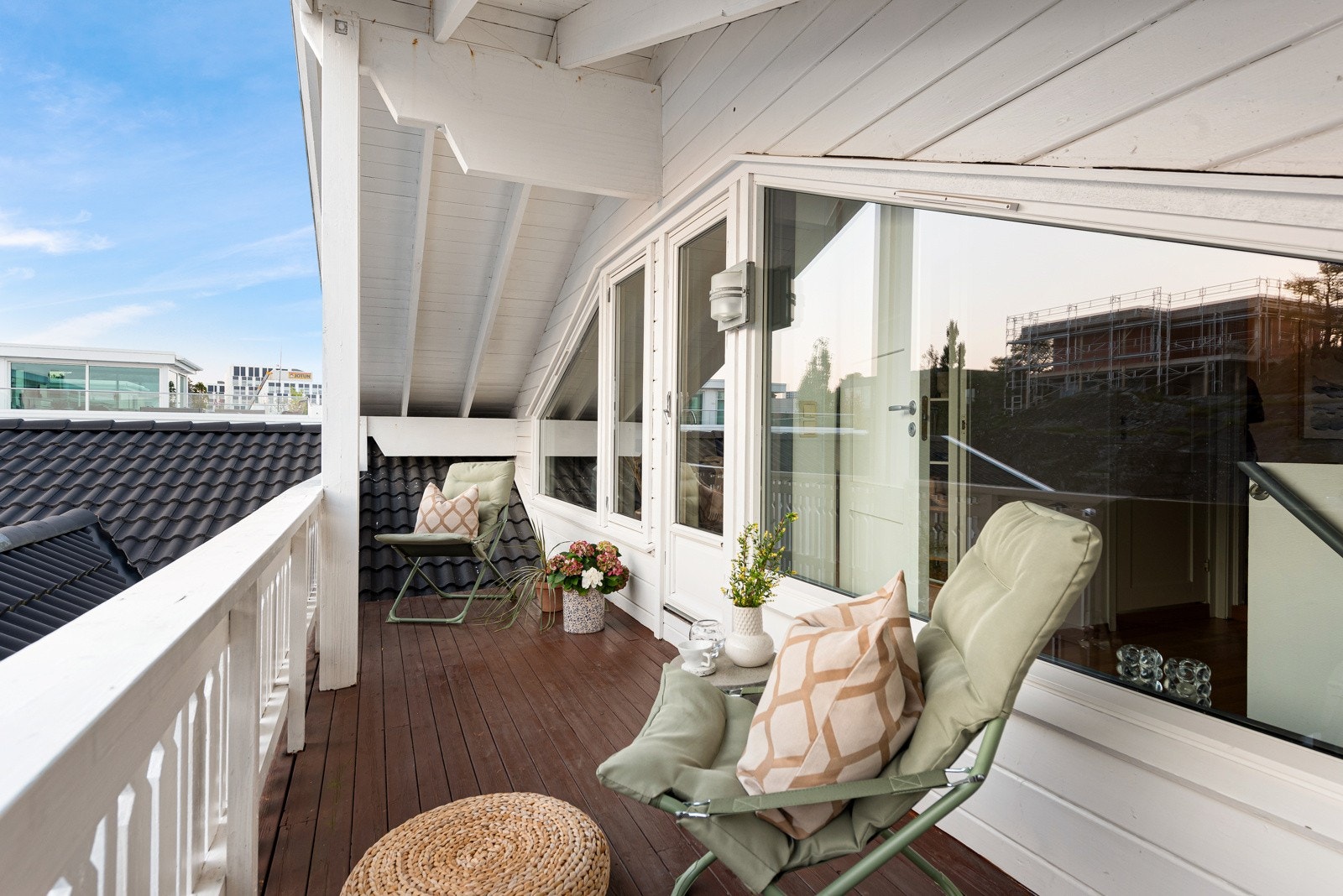 Romslig balkong med kveldssol Galleribilde