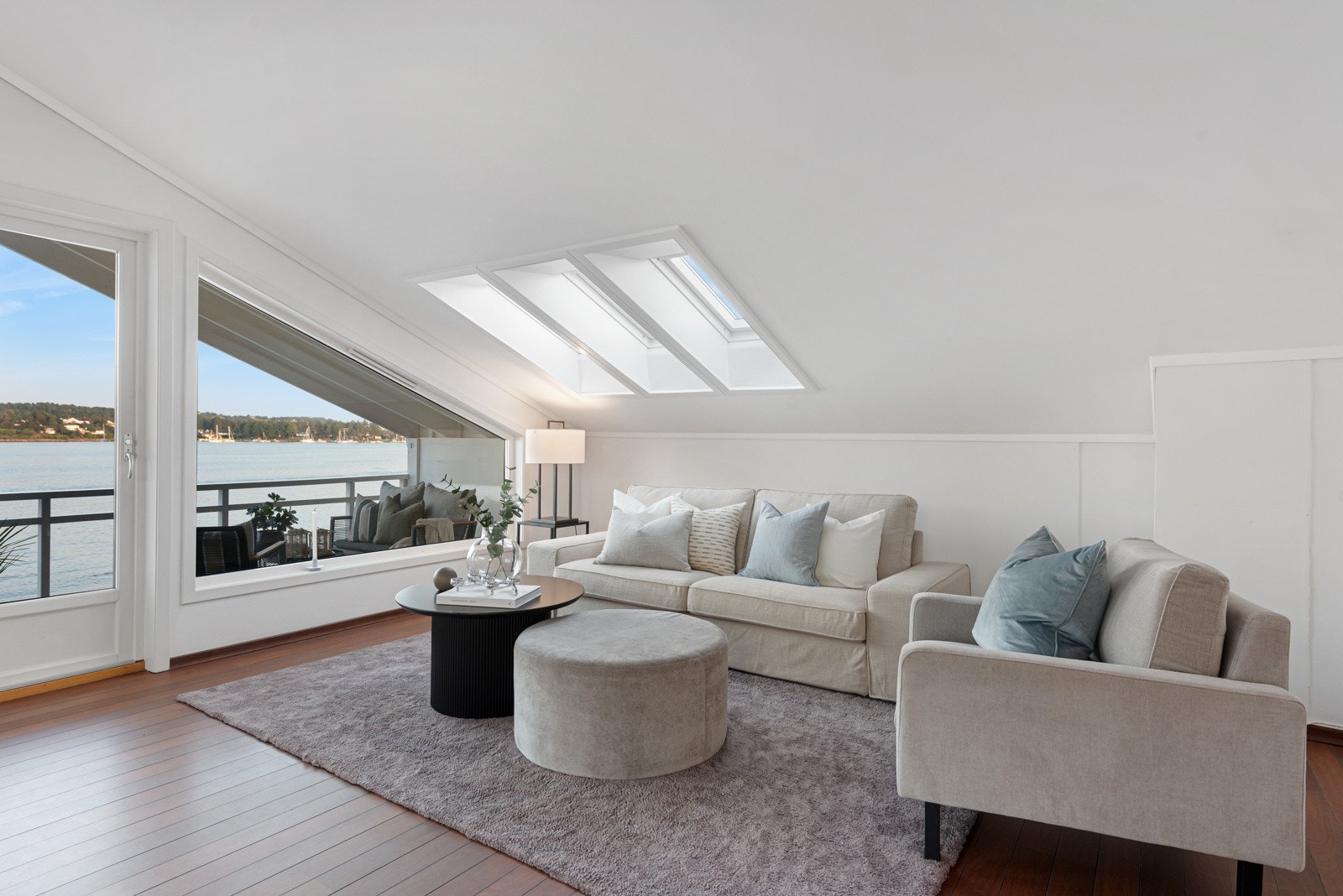 Stuen oppleves romslig og lar seg innrede med både sofa- og mediemøblement, samt spisestue Galleribilde