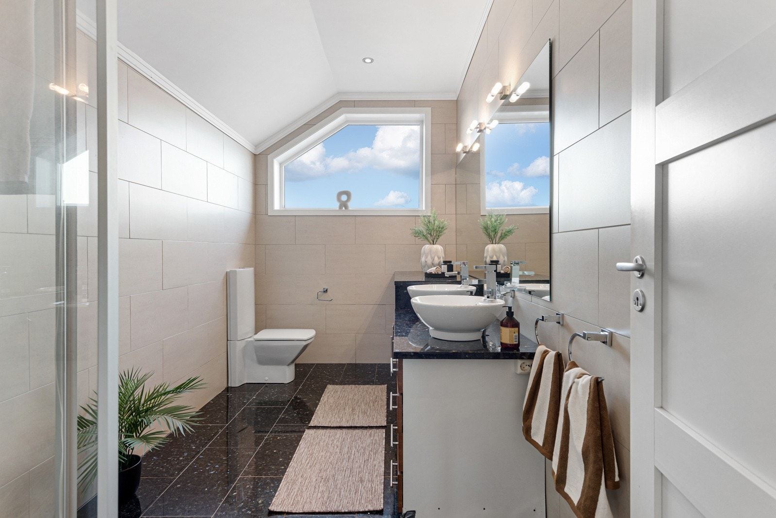 Pent flislagt bad med varmekabler Galleribilde