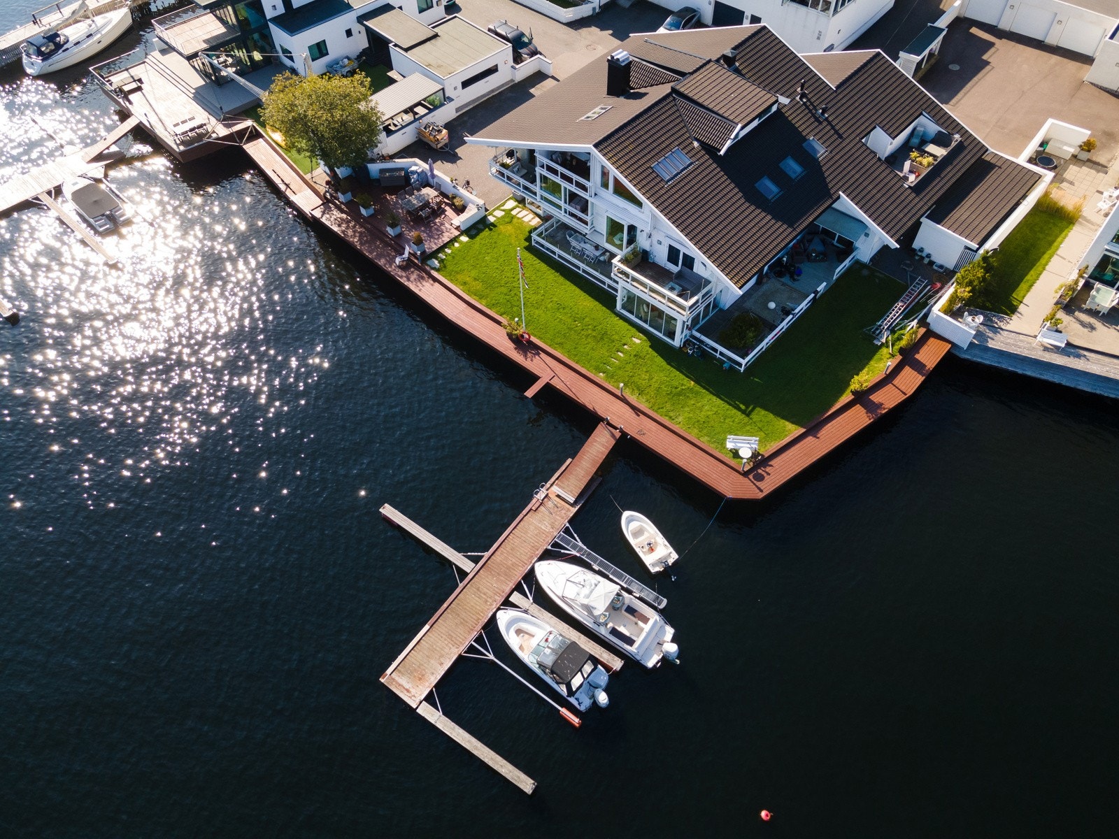Eiendommen ligger helt i sjøkanten og har umiddelbar tilgang til nydelig skjærgård Galleribilde