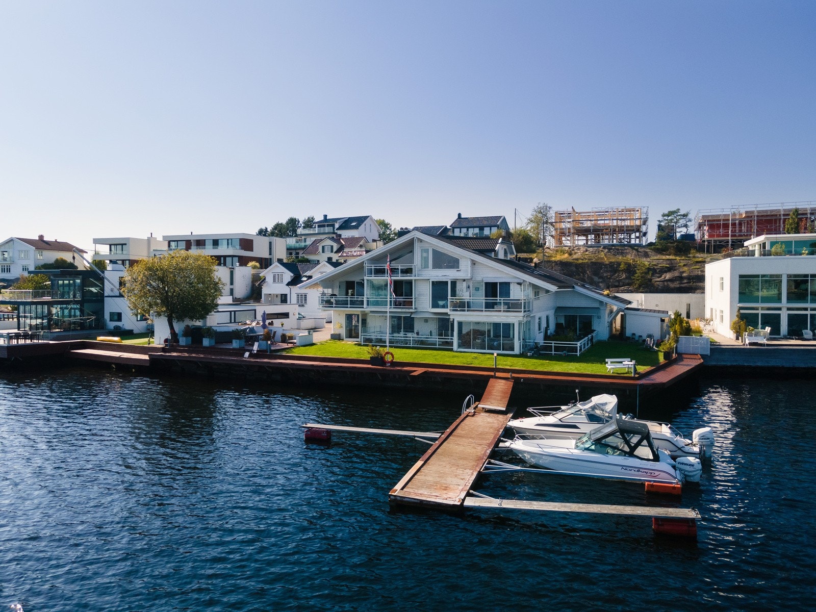 Her bor man i sjøkanten med nydelig utsikt og sol fra morgen til kveld Galleribilde