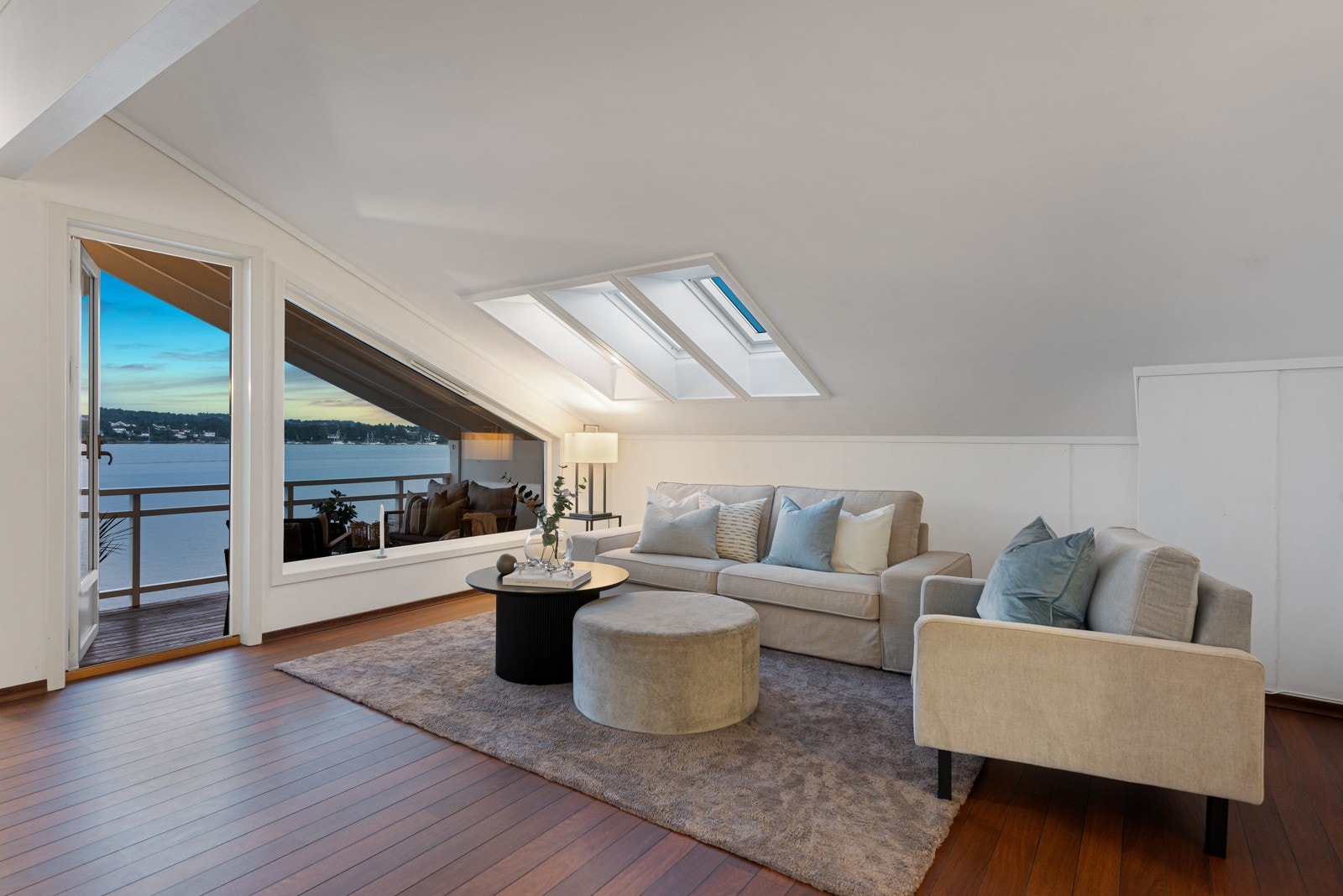 God atmosfære er det i leiligheten også på kveldstid Galleribilde