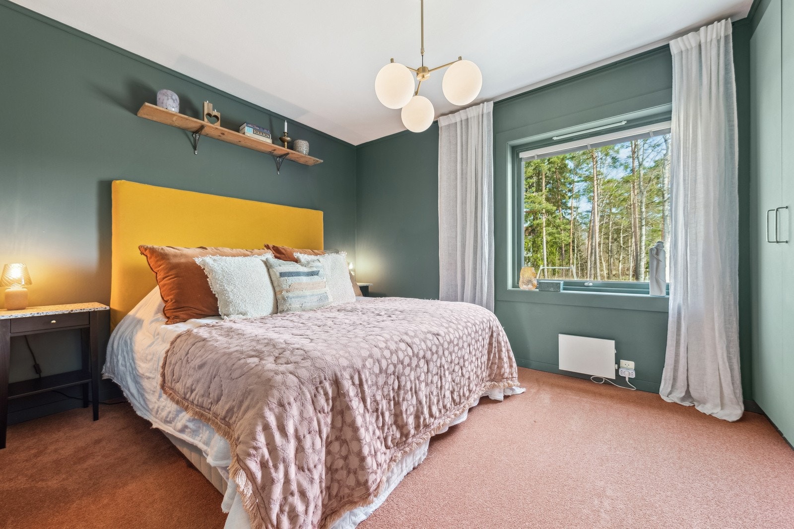 Soverom 1: Stort og lyst hovedsoverom god plass til dobbeltseng og nattbord. Galleribilde