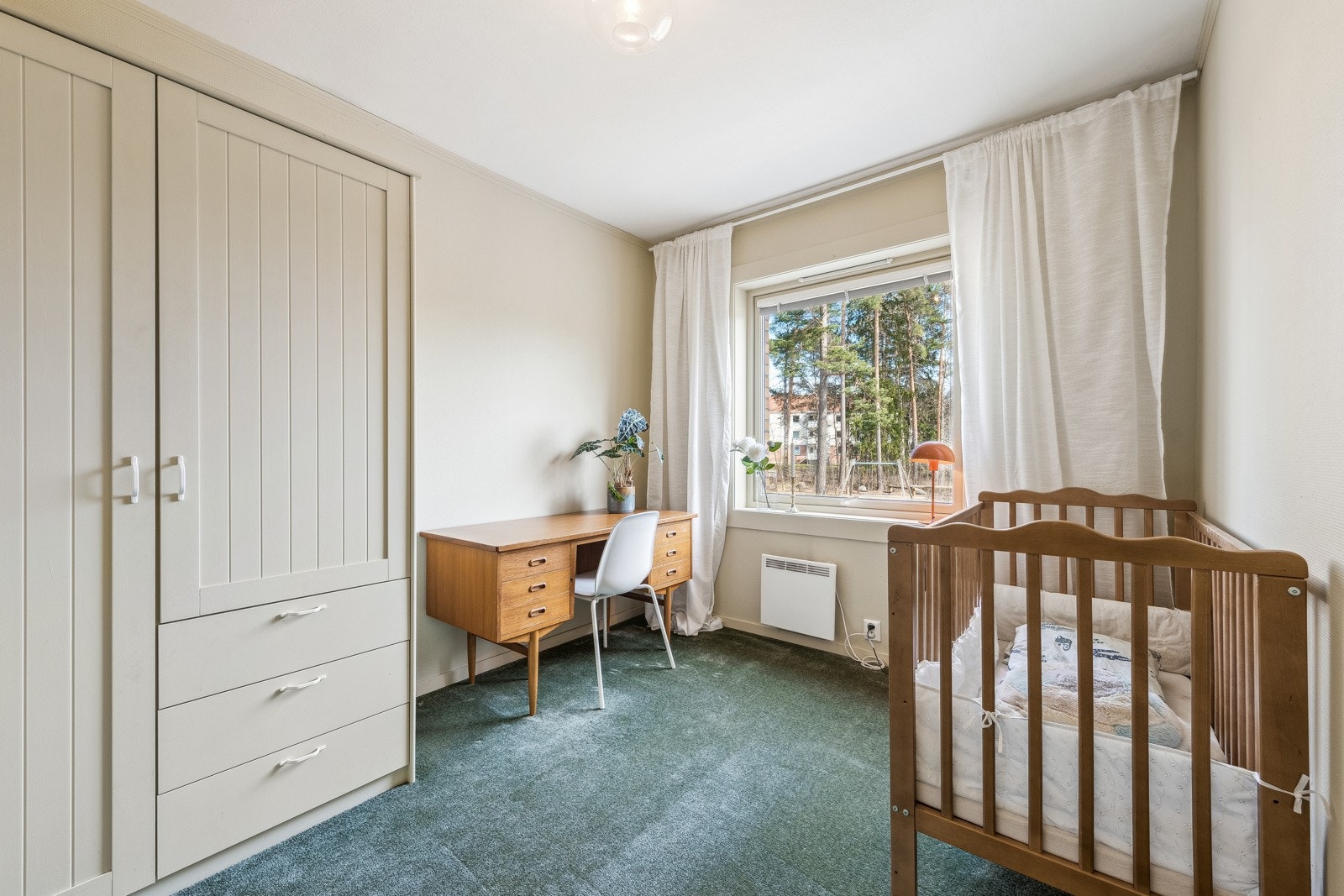 Soverom 2: Soverom av god størrelse med garderobe og plass til seng. Galleribilde