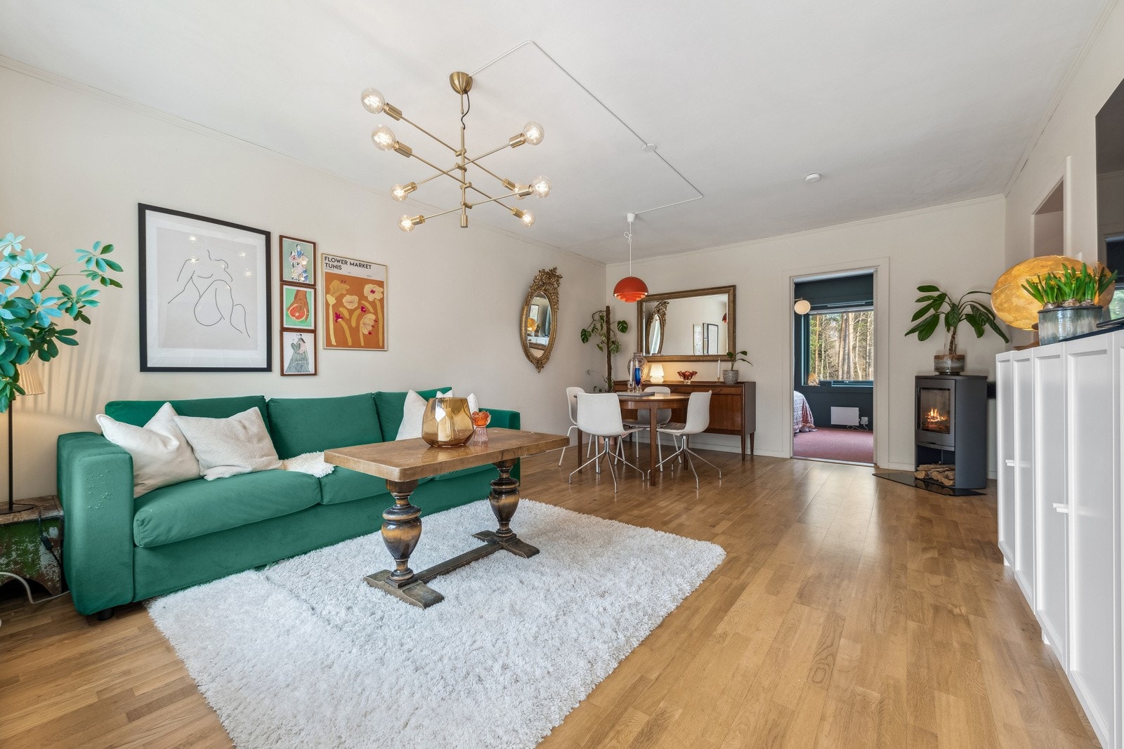 Lys og innbydende stue med gode møblerlingsmuligheter Galleribilde