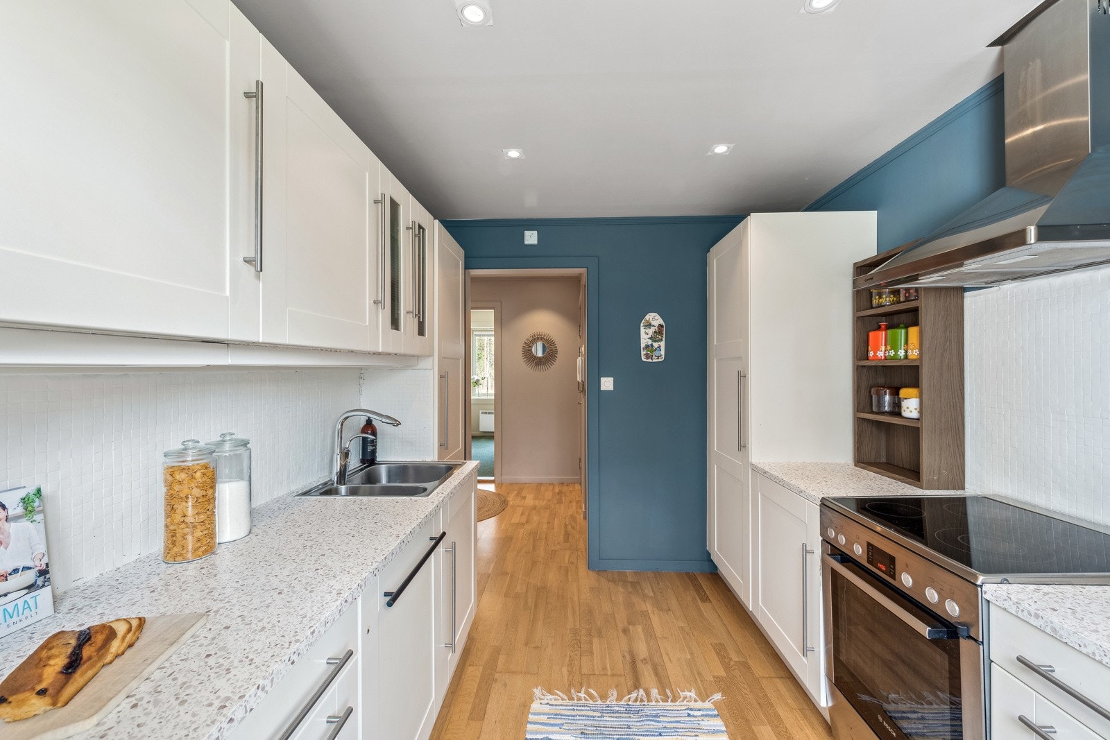 Laminat benkeplate, mosaikkfliser på vegg og Integrert kjøle-/fryseskap. Galleribilde