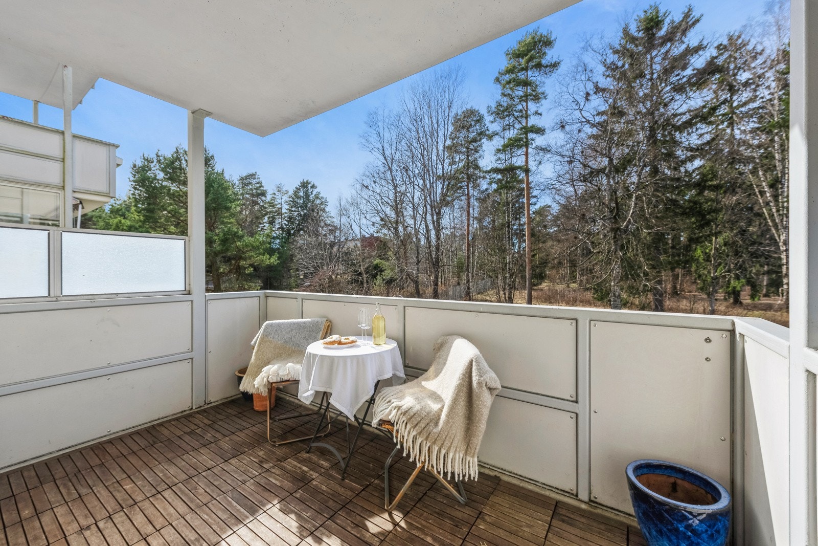 Romslig balkong på ca 8 kvm med plass til utemøbler og grill Galleribilde