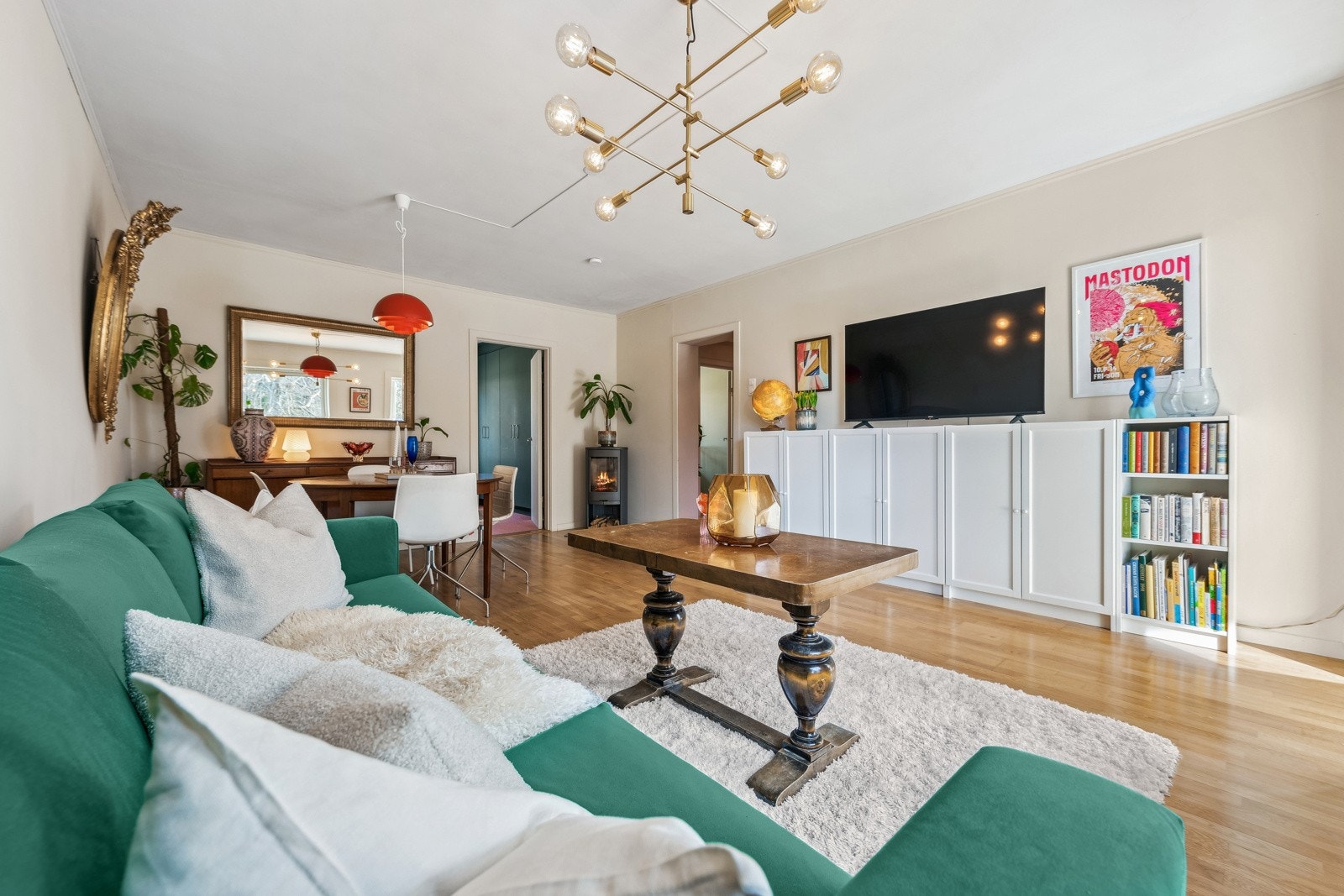 Stuen er av god størrelse med god plass til både spisebord og sofagruppe med tilhørende tv-/mediamøbel. Galleribilde