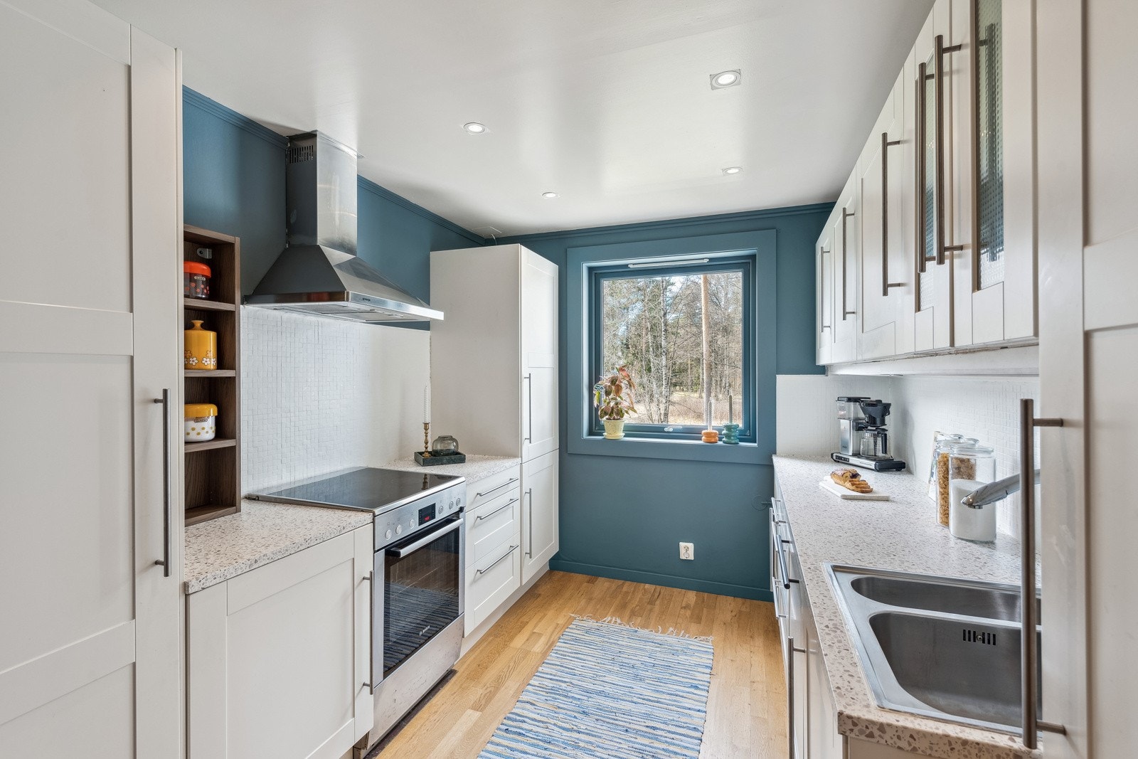 Flott Ikea kjøkken med mye benk og skapplass. Galleribilde