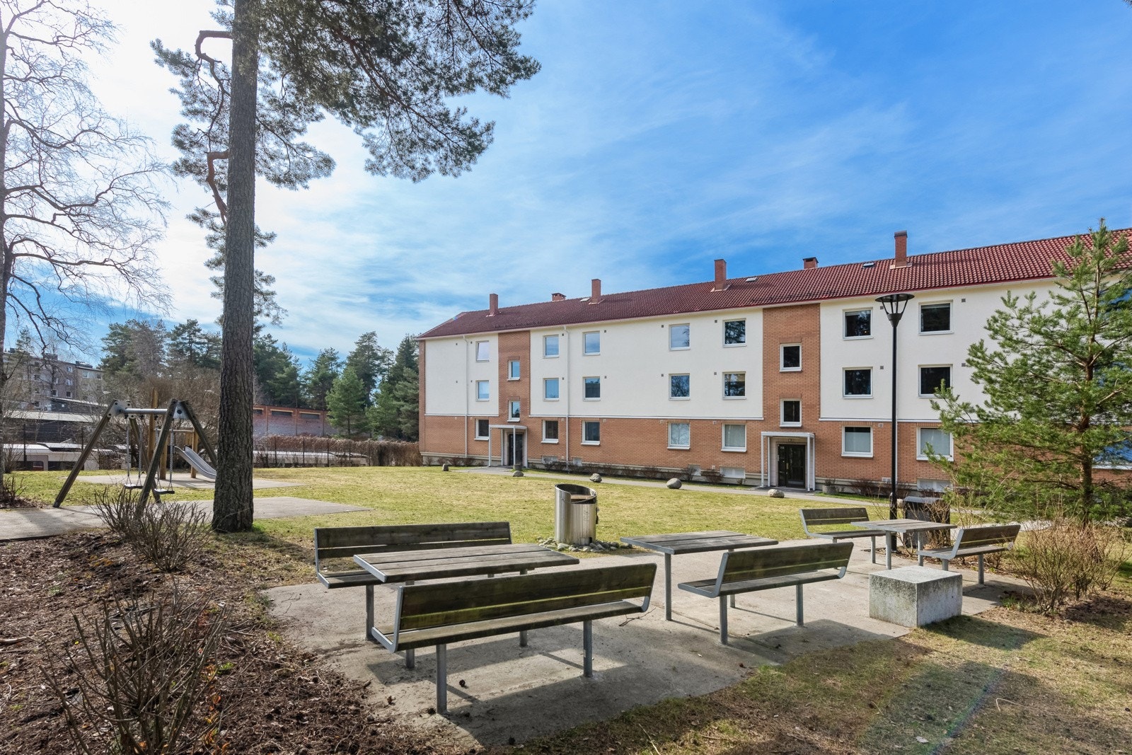 Borettslaget har pent opparbeidede fellesarealer med beplantning, sittegrupper og lekeplasser. Galleribilde