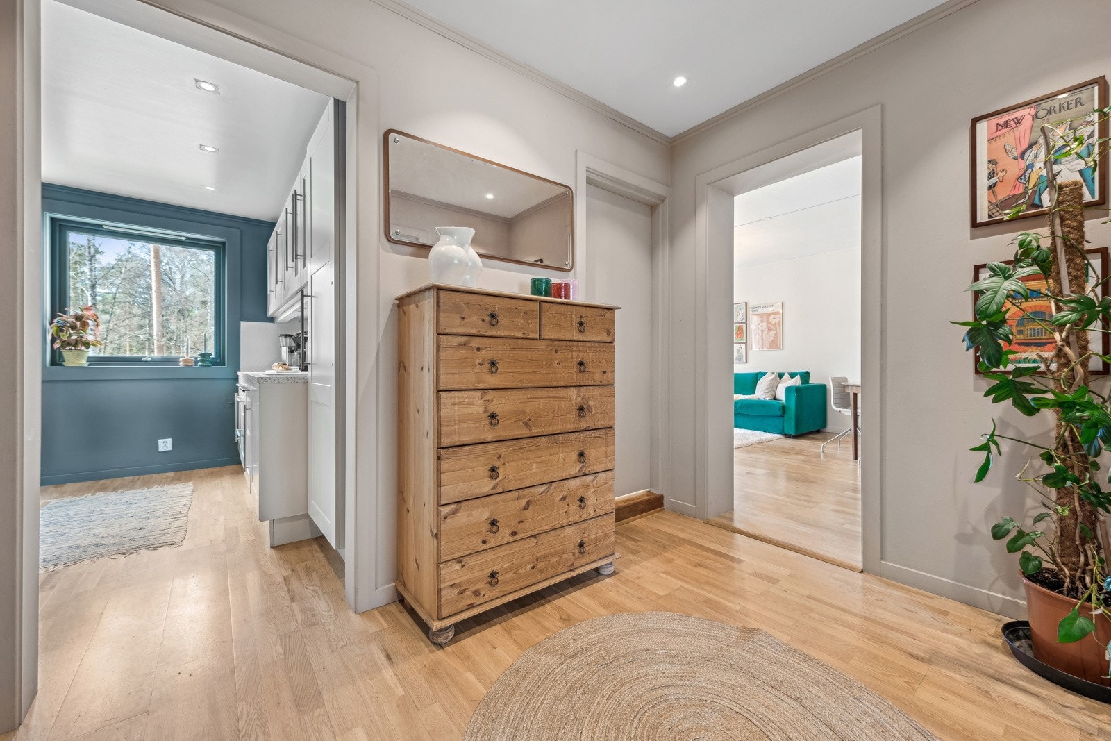 Innbydende og romslig entré med downlights. Galleribilde