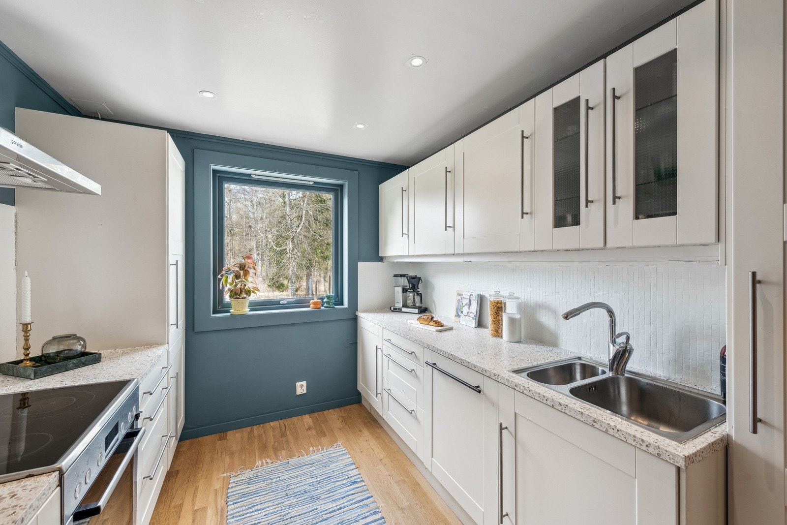 Rikelig med naturlig lys slipper inn via store vindusflater. Galleribilde