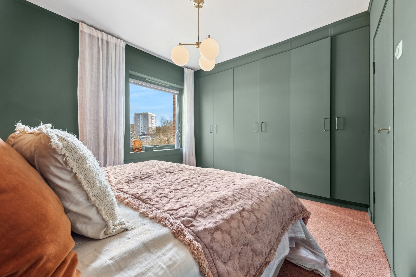 Stor og praktisk garderobe Galleribilde