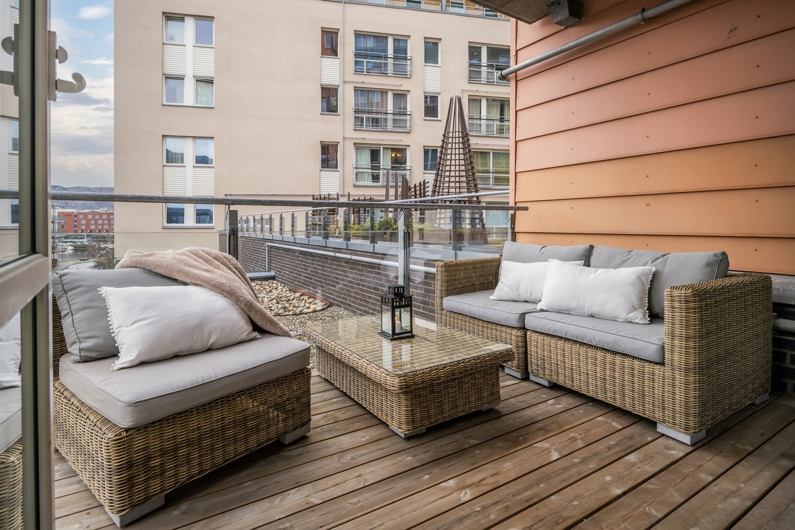 Romslig terrasse på ca. 8 kvm med gode solforhold på sommerstid. Galleribilde