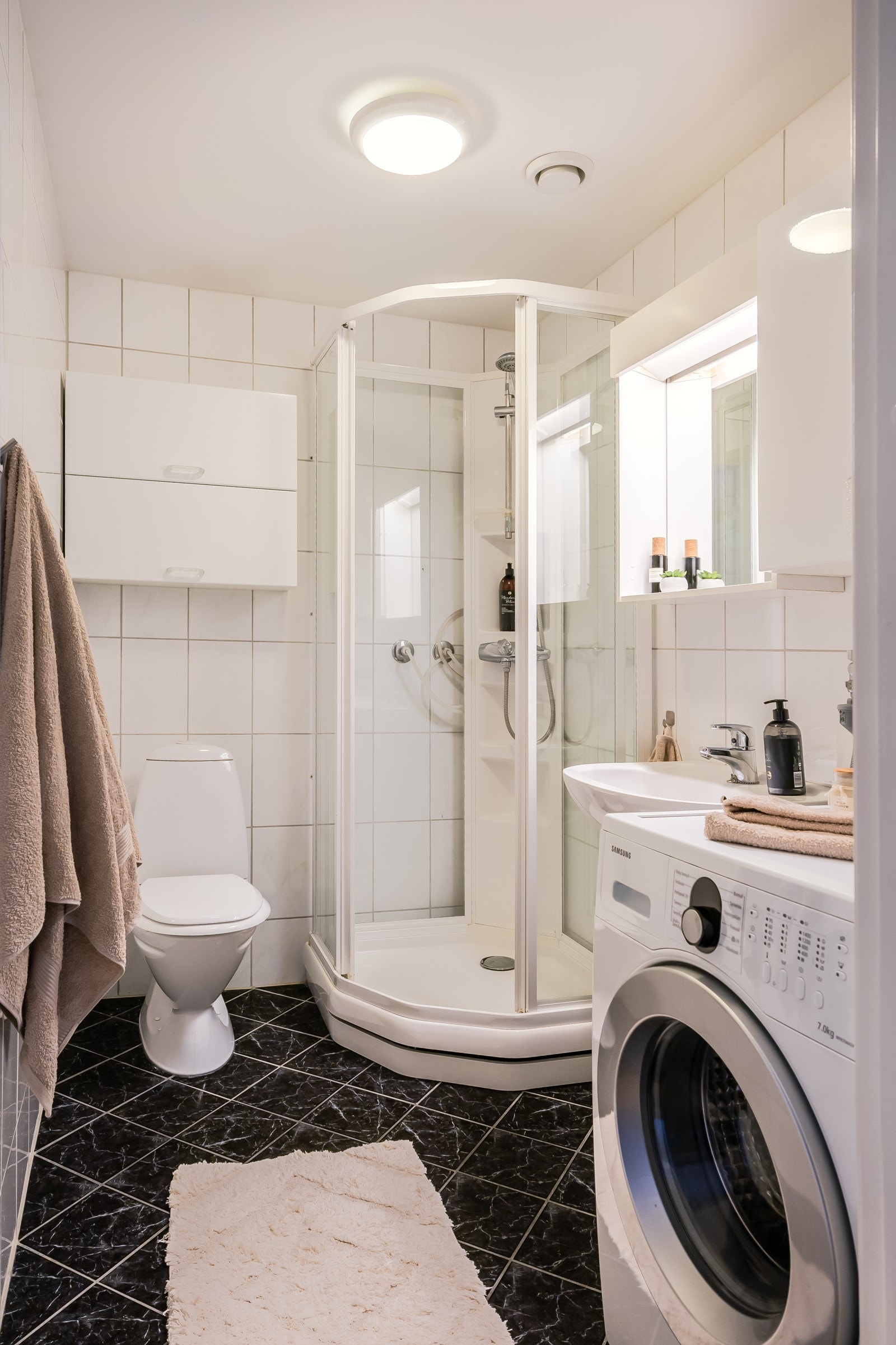 Badet er utstyrt med toalett, gulvvarme, opplegg for vaskemaskin og servant. Galleribilde