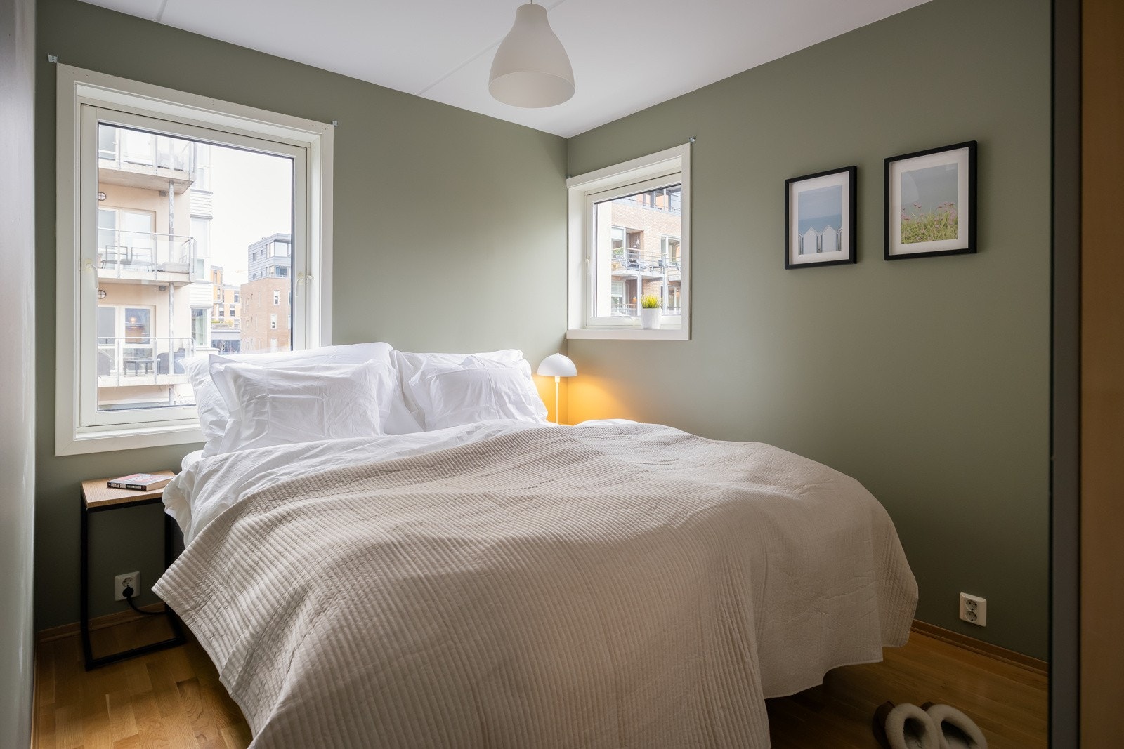 Hovedsoverom på hjørnet av bygget på ca. 9 kvm. Galleribilde