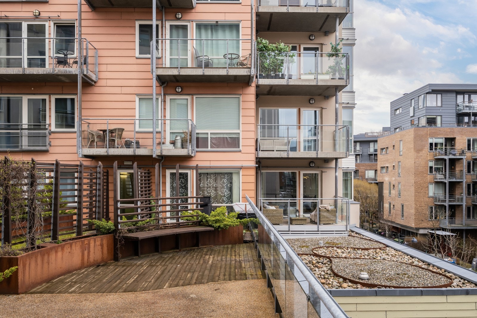 Romslig felles takhage, tilgang på parkeringskjeller via heis, og privat bod i kjelleretasjen som medfølger. Galleribilde