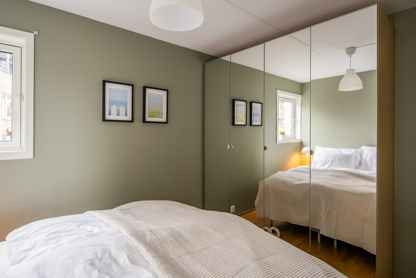 Etablert garderobe på hovedsoverommet som medfølger i handelen. Galleribilde