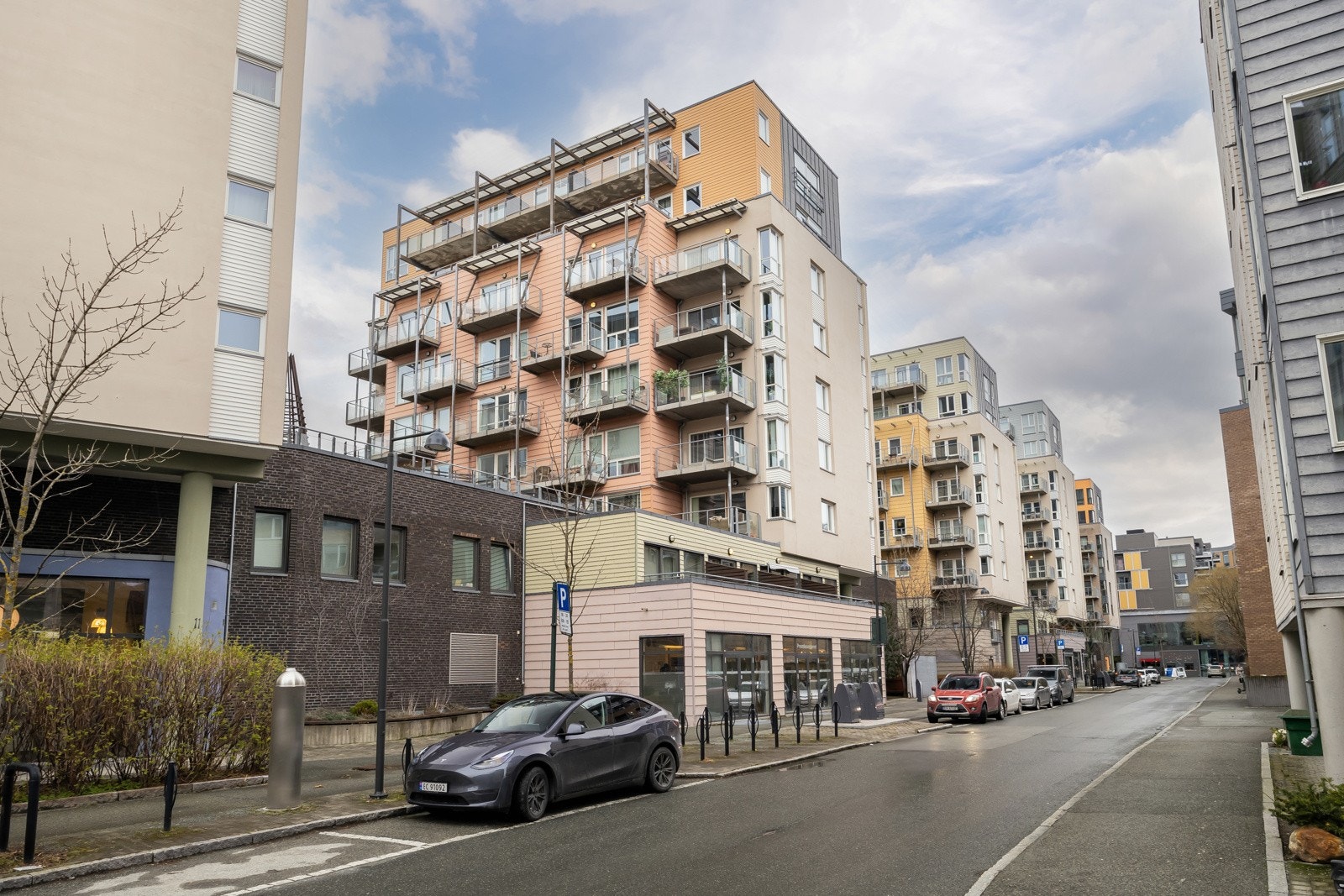 Ypperlig servicetilbud med Solsiden innen 3 min gange, og svært godt kollektivtilbud like ved. Dagligvare, treningssenter m.m i gata. Galleribilde