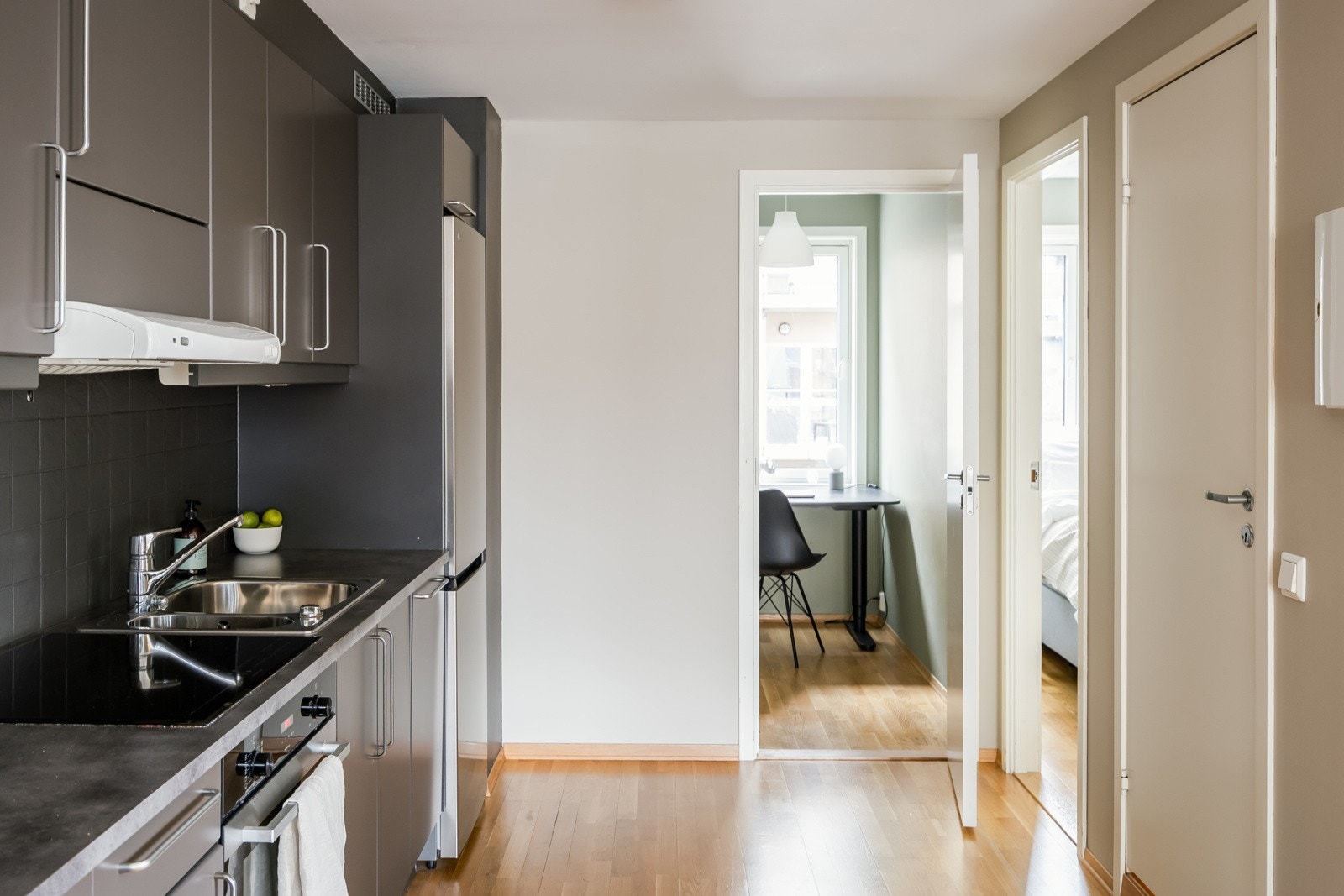 Gunstig planløsning med soverommene i motsatt ende av stua med badet som naturlig skille mellom. Galleribilde