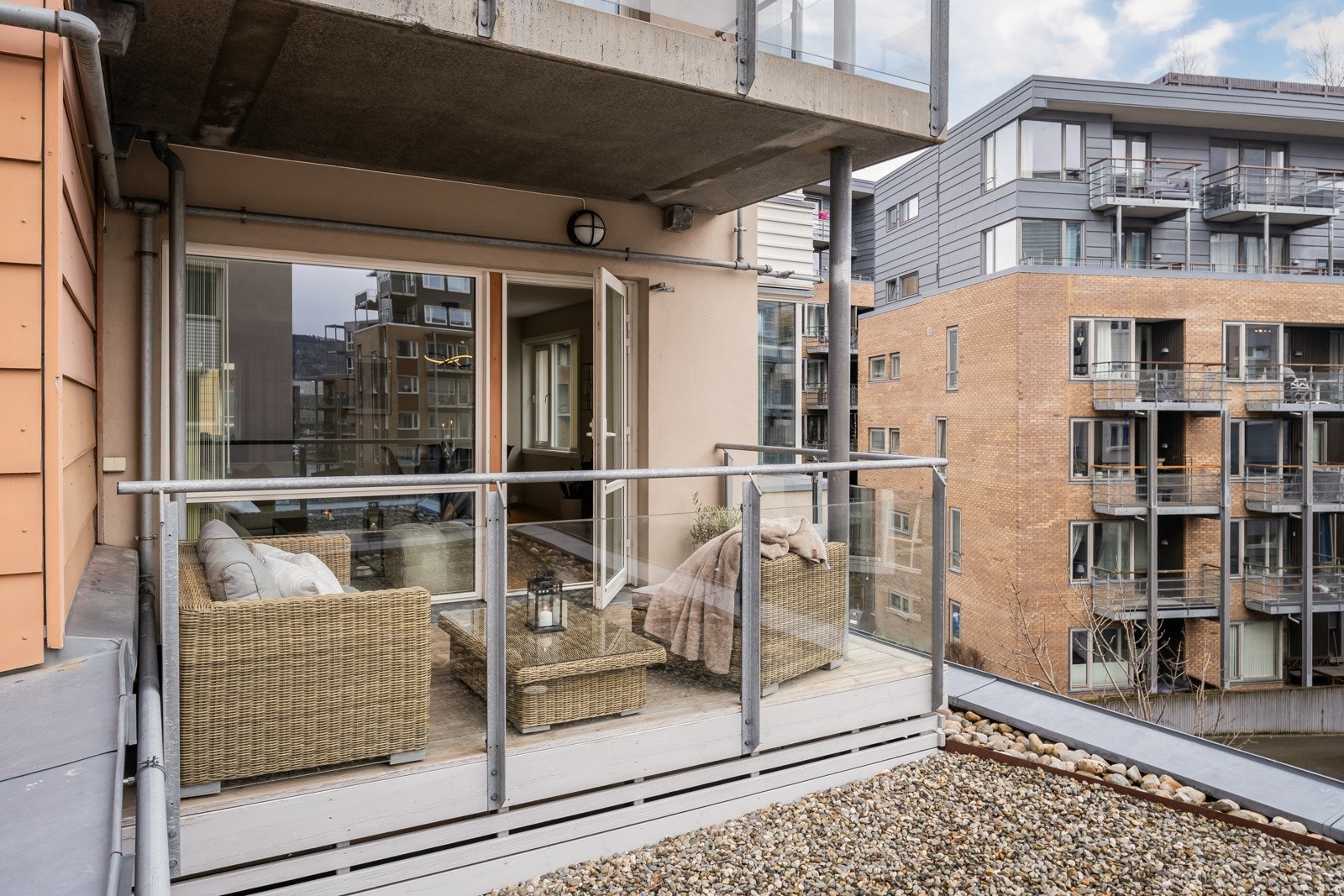 Terrassen vender mot sør og vest, og sola går over nabobyggene midtsommers mellom ca. kl. 12-20. Galleribilde