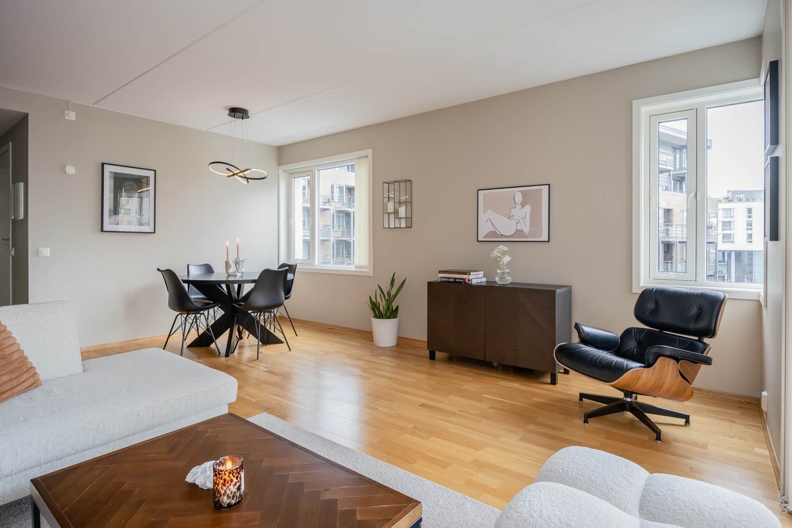 Stue- og kjøkkenarealet er romslig med ca. 32,5 kvm. Galleribilde