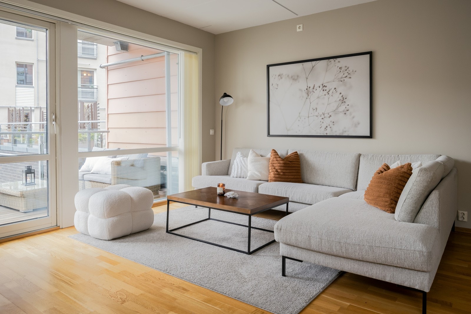 Stilrent preg med parkettbelagte gulv og slette overflater. Galleribilde