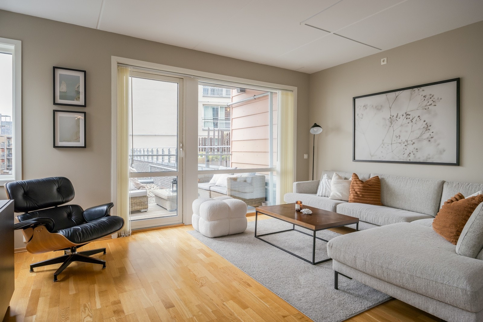 Boligen varmes opp hovedsakelig av vannbåren gulvvarme som er inkludert i felleskostnaden (á konto). Galleribilde