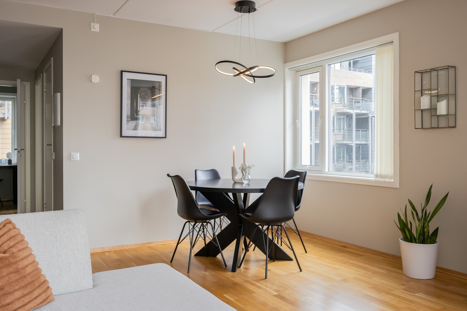 Lys og hyggelig atmosfære som følge av de rikelige vindusflatene. Galleribilde