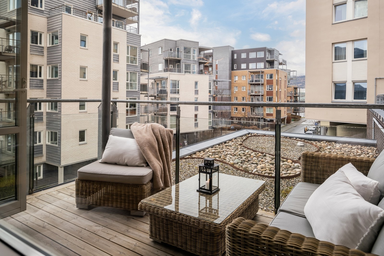 Boligen ligger på enden av bygget i 3. etasje med god distanse til nabobygg, og med utsyn langs gata og mellom bebyggelsen mot Rosenborgbassenget. Galleribilde