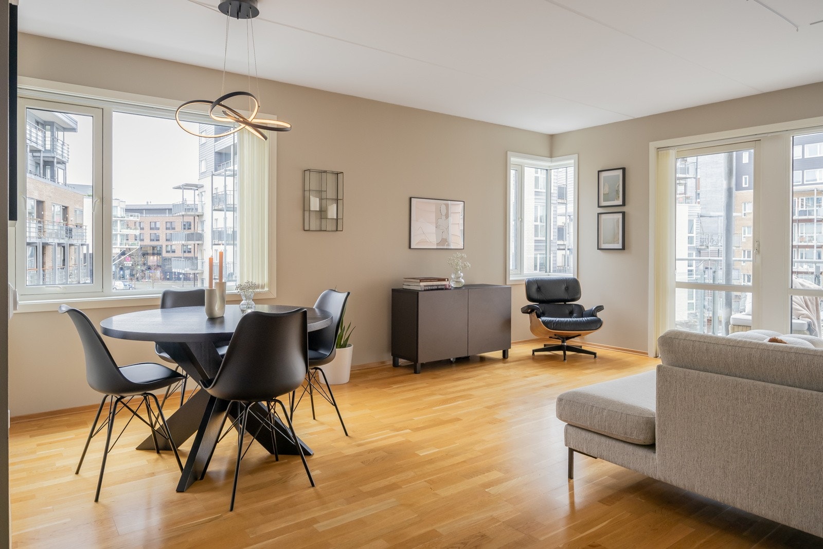 Rikelige vindusflater gir gode innredningsmuligheter, og man har god plass til spisestue med dagens planløsning. Galleribilde